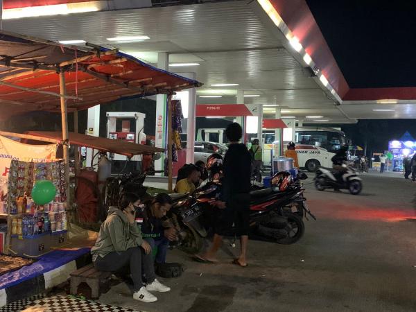 Jalan Tanjungpura Ramai Dilalui Pemudik, Warga Bikin Warung Dadakan, Raup Omzet Rp1 Juta Sehari