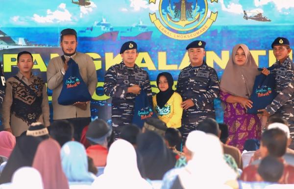 Danlanal Lhokseumawe Bagi Paket Lebaran, Ingatkan Prajurit TNI AL Saat Cuti Lebaran