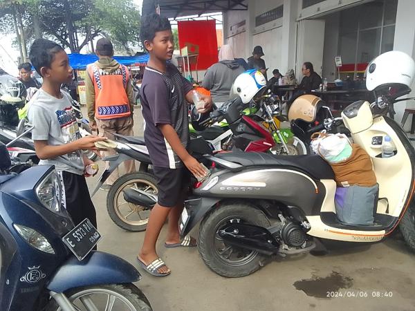 Anak-anak di Indramayu Manfaatkan Momen Mudik Lebaran untuk Dapatkan Cuan