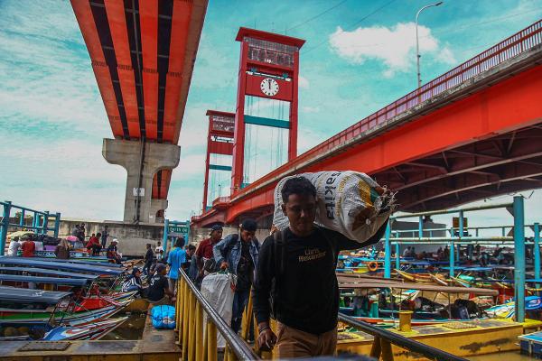 Potret Suasana Arus Mudik di Dermaga Jembatan Ampera Palembang