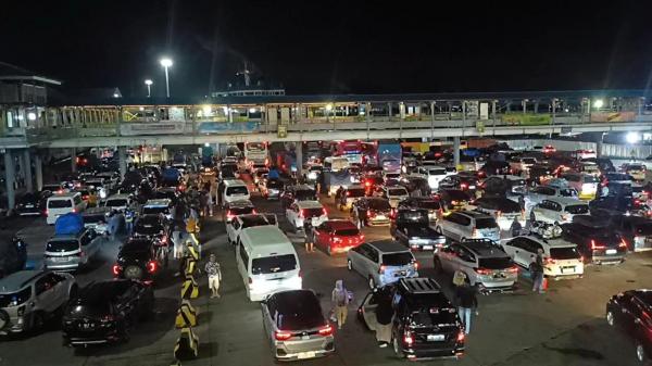 Ribuan Kendaraan Padati Dermaga Reguler di Pelabuhan Merak, Pemudik Antre hingga Lima Jam