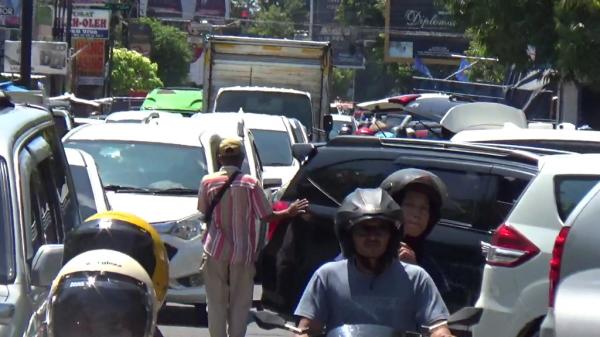 Parkir Semrawut di Titik Rawan Grobogan, Akibatkan Kemacetan Panjang Arus Mudik