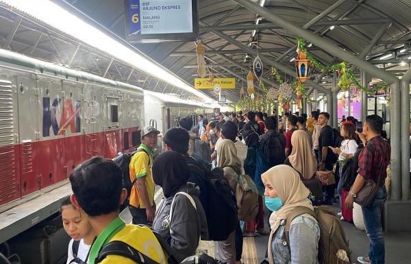Hari ini Puluhan Ribu Orang Pulang Kampung Naik Kereta Api dari Daop 8 Surabaya