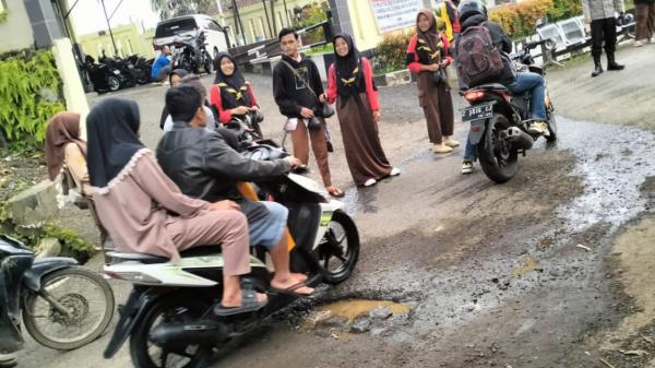 Tebar Kebaikan, Polisi dan Saka Bhayangkara Bagikan Takjil Kepada Pemudik di Jalur Banjarwangi