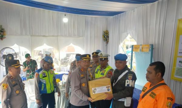 Kapolres Labuhanbatu Selatan bersama Ketua Bhayangkari Berikan Bingkisan ke Petugas Pos Pam