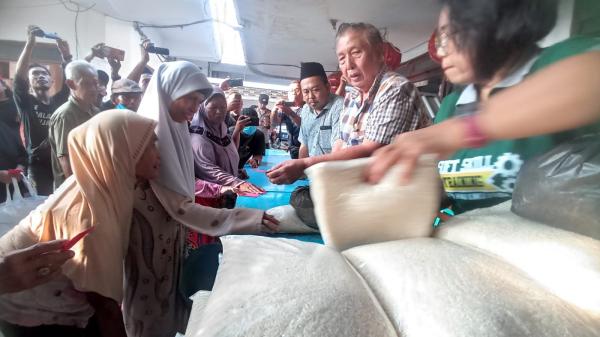 Cerita Pengusaha Tionghoa Dermawan, Bagikan 600 Paket Sembako untuk Warga Jombang