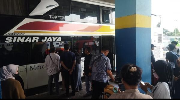 Sopir dan Kru Bus Terminal Arjosari Malang Keluhkan Turunnya Penumpang Akibat Banyaknya Mudik Gratis