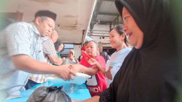 Kisah Pengusaha Non Muslim Jombang, Bagikan Ratusan Paket Sembako Sejak 1993 Saat Ramadan