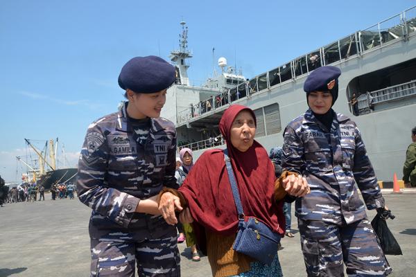 Ratusan Pemudik Kapal Perang Banda Aceh Tiba di Pelabuhan Tanjung Emas Semarang