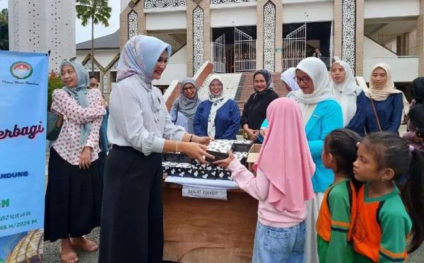 Ramadan Berkah, IKWI dan DWP Diskominfo Kabupaten Bandung Bagikan Takjil Gratis untuk Warga 