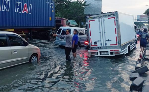 Pemkot Semarang Sebut Banjir di Jalan Kaligawe akibat Limpasan Rob