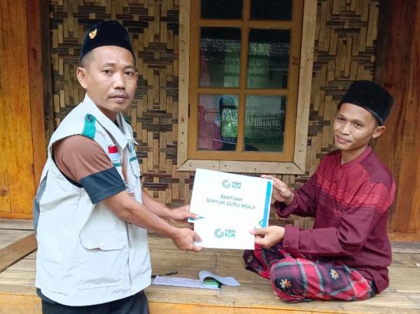 Senyum Guru Ngaji Hadapi Idul Fitri Terima Insentif dari YBM PLN UID Banten