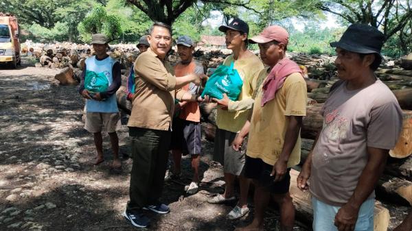 369 Paket Sembako Diserahkan Perhutani Gundih pada Tenaga Kerja Non Karyawan