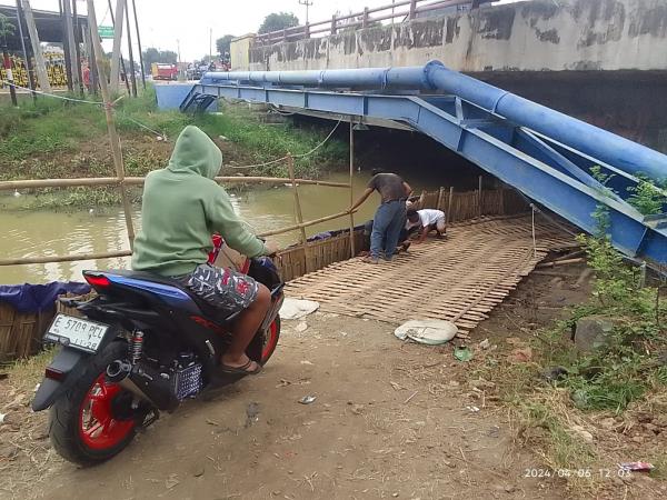 Jembatan Kolong Maja Celeng Jadi Alternatif Jalur Penyebrangan, Pemotor Cukup Bayar Seikhlasnya