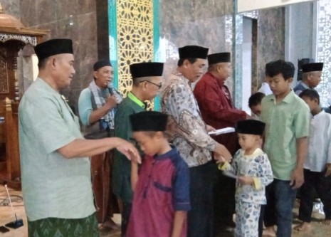 Berkah Ramadhan DKM Al Ikhlas Desa Babadan Cirebon Santuni Anak Yatim Piatu dan Kaum Duafa