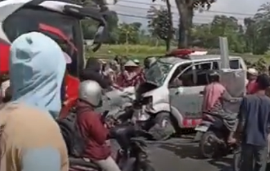 Kecelakaan Lalu Lintas di Puncak Arus Mudik, Ambulans vs Bus Adu Banteng