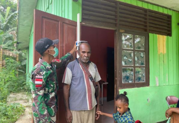 Unik!  Pace-Pace di Distrik Sota Papua Ukur Tinggi Badan saat Posyandu, Demi Kesehatan