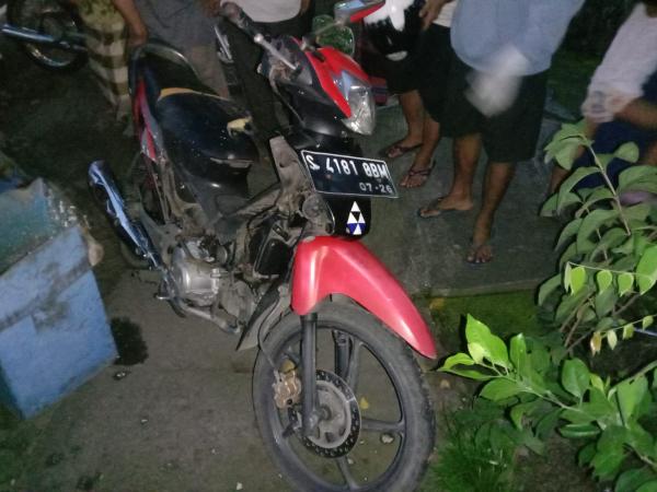 Diduga Ceroboh Menyeberang Jalan, Motor SupraX Tertabrak GL di Jombang, Penjual Tahu Luka Berat