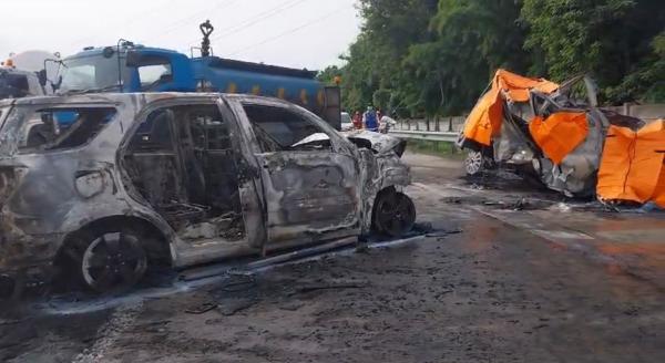 Kecelakaan Maut di Jalur Contraflow Tol Cikampek, Mobil Meledak, 9 Orang Tewas