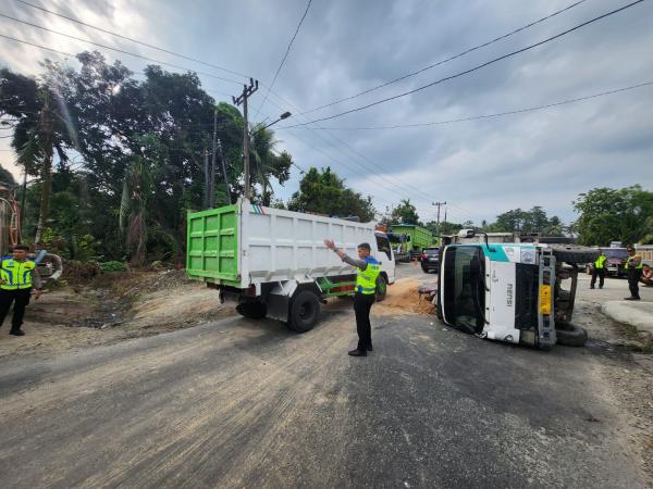 Truk Barang Terbalik Ditilang di Pancurbatu, Sebabkan Arus Mudik Macat