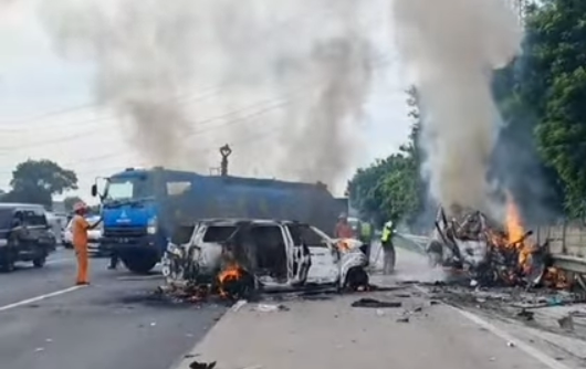 Kecelakaan Maut KM 58 Tol Jakarta-Cikampek, 2 Minibus Terbakar, Polisi Evakuasi 12 Kantong Jenazah