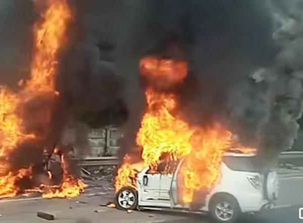 Ngeri 12 Korban Tewas Kecelakaan di  Tol Jakarta-Cikampek dalam Satu Mobil