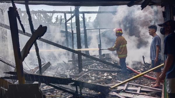 Gegara Korsleting Listrik, Satu Rumah Kayu di Godong Terbakar