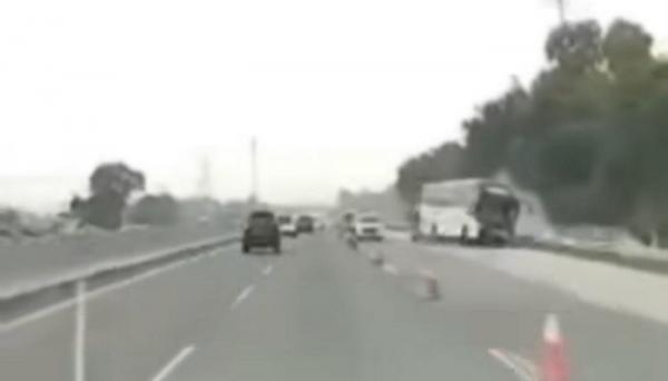 Terekam Kamera Dashcam, Detik-Detik Kecelakaan Maut di Tol Jakarta-Cikampek Km 58 Viral di Medsos
