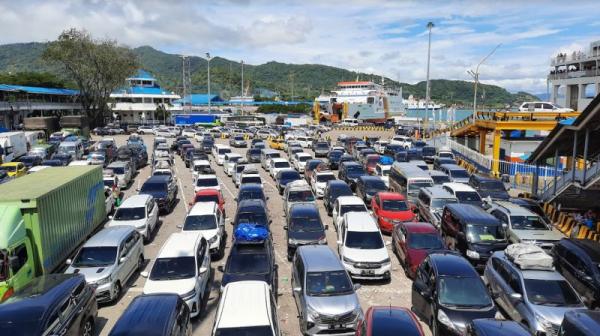 Potret Kemacetan Horor Ribuan Kendaraan Mengular 10 Km di Pelabuhan Marak Hari Ini