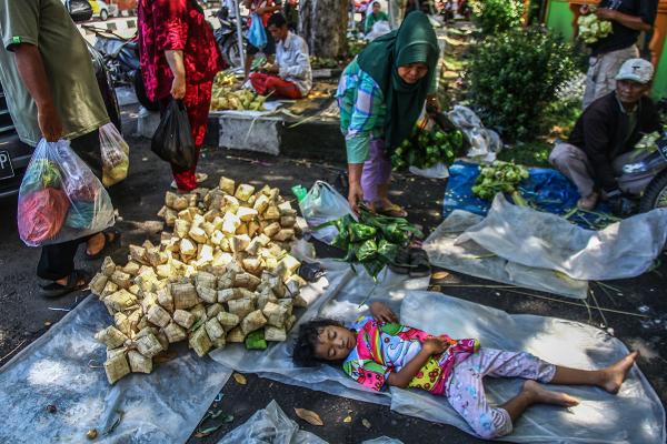 Potret Lapak Ketupat Lebaran Idul Fitri 1445 H