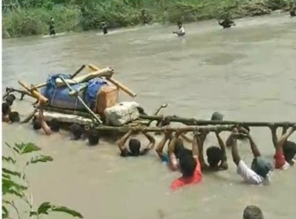 Warga Sumba Timur Berjuang Gotong Jenazah Lintasi Banjir, Kepedulian di Tengah Bencana Alam