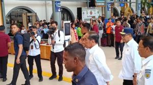 Presiden Jokowi Tinjau Stasiun Pasar Senen, Pemudik Sambut Antusias