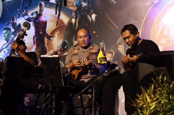 Hibur Pemudik, Kabaglog Polres Kebumen Beraksi Main Musik Ukulele