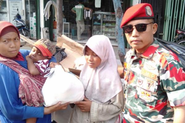 LMP Brigade 17 Mada Banten Bagikan Paket Sembako Kepada Pemulung Dipinggir Jalan