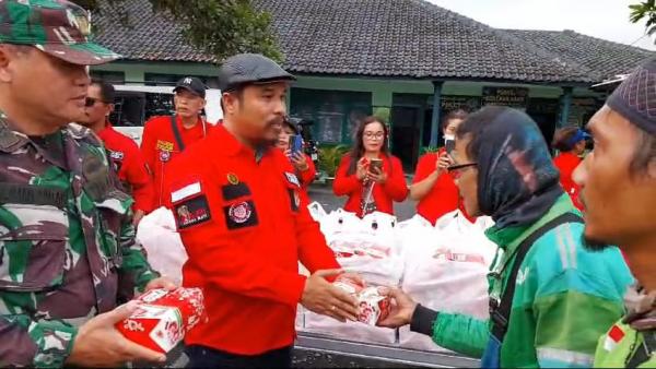 PBB DPC Kokab Tasikmalaya Bersama Koramil 1201 Kota Bagikan 1.000 Paket Takjil ke Pengguna Jalan