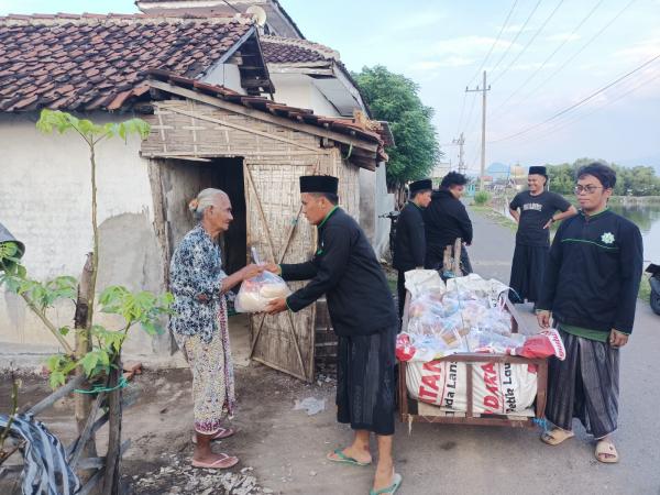 Pemuda di Randutatah Isi Ngabuburit Akhir Ramadhan Dengan Salurkan Paket Zakat Fitrah