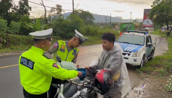 Arus Mudik, Polisi Bantu Pemudik Roda Dua Kehabisan BBM di Jalinsum Way Kanan