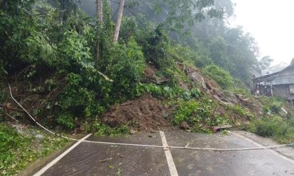 Longsor Tutup Badan Jalan Poros Buntao Rantebua Toraja Utara, Aktivitas Warga Lumpuh Total !