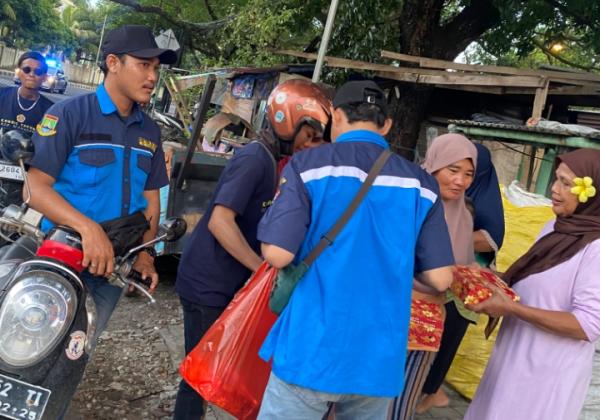 Diakhir Bulan Ramadhan, Karang Taruna Wanakarsa Kelurahan Warnasari Cilegon Bagikan Takjil Gratis