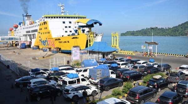 Trafik Lonjakan Penumpang dan Kendaraan di Pelabuhan dari Jawa-Sumatera dan Bali pada H+4 Lebaran