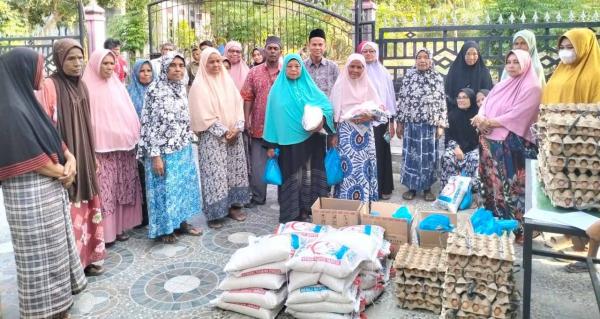 Menyambut Idul Fitri 1445 H, Ratusan Warga Meuria Paloh Terima Paket Sembako dari Para Donatur