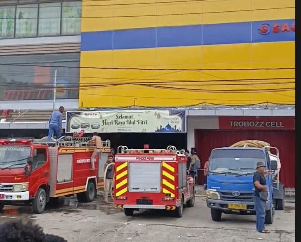 Delapan Mobil Pemadam Bantu Padamkan Api di Saga Supermarket Sorpus