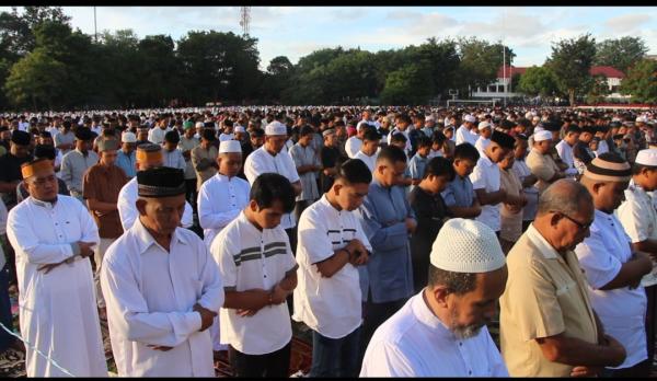 Doakan Kedamaian Ribuan Umat Muslim di Atambua  Gelar Salat Idul Fitri di Tengah Lapangan