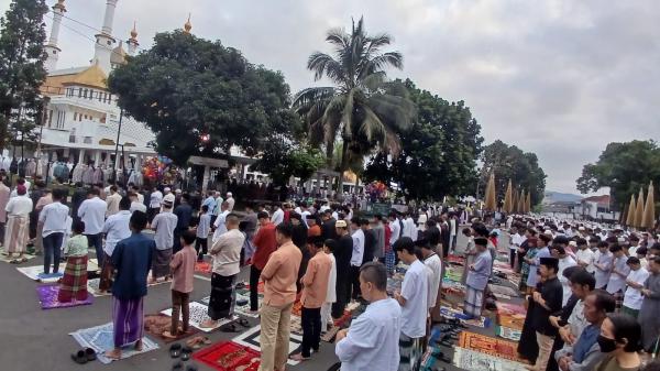 Ribuan Umat Muslim di Kota Tasikmalaya Sholat Idul Fitri 1445 H di Masjid Agung