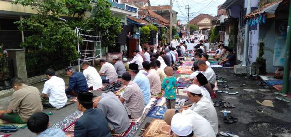 Masjid Tak Cukup, Jemaah Argasari Kota Tasikmalaya Gelar Sholat Id di Jalan