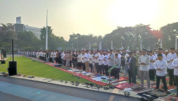 Pj Gubernur Jabar Solat Id di Lapangan Gasibu Bandung, Diikuti Ribuan Warga