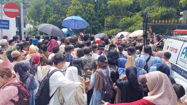 Open House Jokowi di Istana Ricuh, Ribuan Warga Antre Berdesakan hingga Ada yang Pingsan
