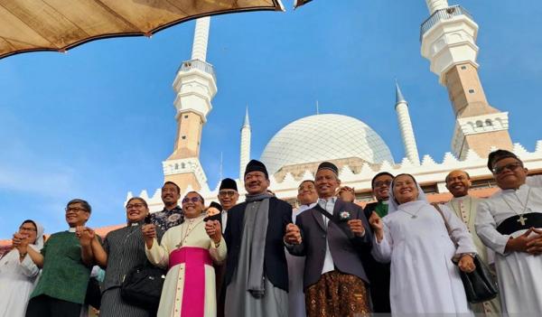 Potret Toleransi Antarumat Beragama saat Hari Raya Idul Fitri 1445 H di Kota Semarang