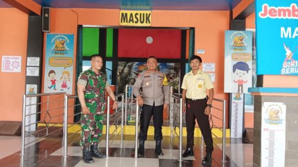 Pastikan Keamanan saat Libur Lebaran, Polisi Pantau Wisata Jembar Waterpark di Majalengka