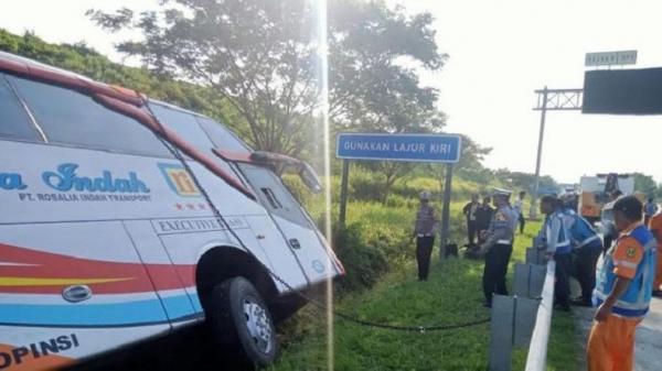 Kecelakaan Maut! Bus Rosalia Indah Masuk Parit di Tol Pemalang-Batang, 7 Orang Tewas